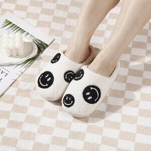 Slipeer - Smile Face Pattern Winter Slippers: Size 9 Boutique